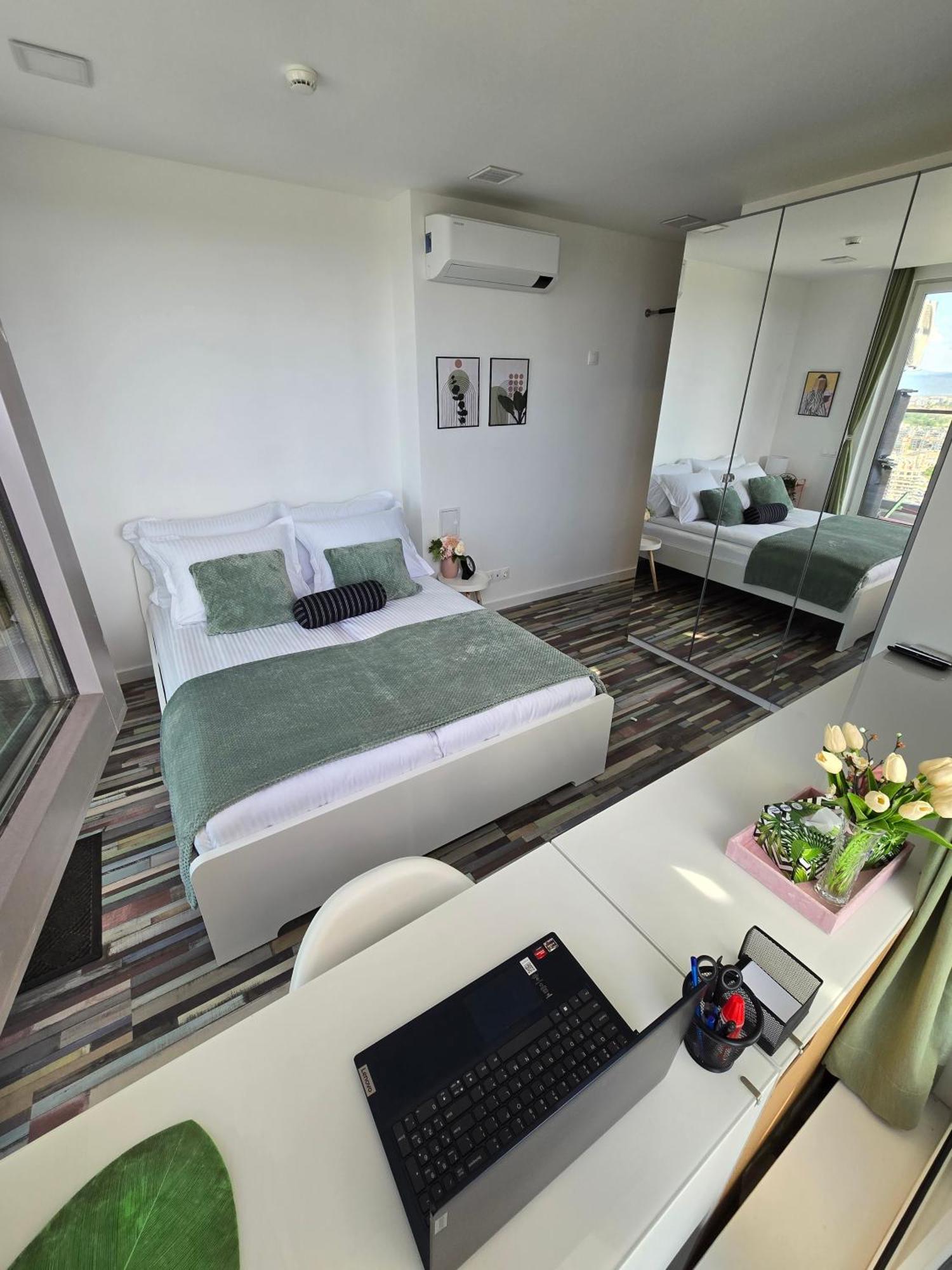 Apartament View - By Metro, Kids Room, Sky Lounge Terrace, 2-car Garage, Playground, Bbq, 24h Security Sofia