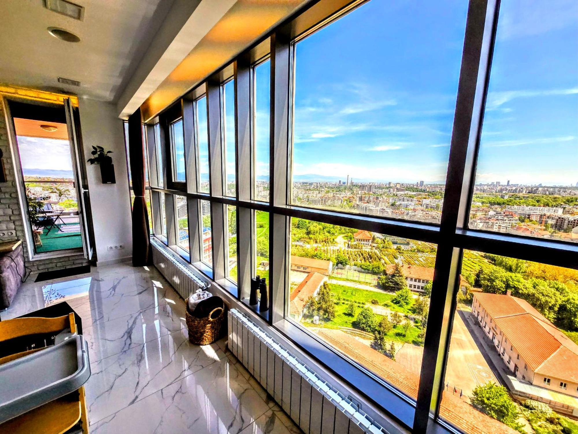 Apartament View - By Metro, Kids Room, Sky Lounge Terrace, 2-car Garage, Playground, Bbq, 24h Security Sofia