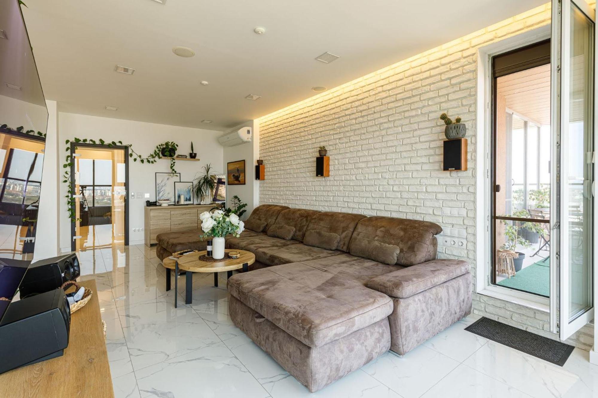 View - By Metro, Kids Room, Sky Lounge Terrace, 2-car Garage, Playground, Bbq, 24h Security Apartment *