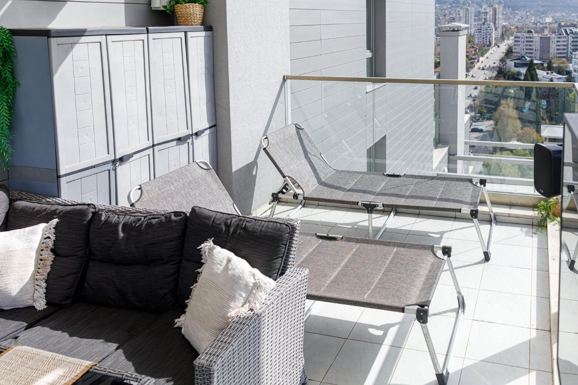 View - By Metro, Kids Room, Sky Lounge Terrace, 2-car Garage, Playground, Bbq, 24h Security Apartment *